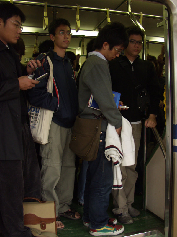 台灣鐵路旅遊攝影電車-區間車站車門的旅客攝影照片254