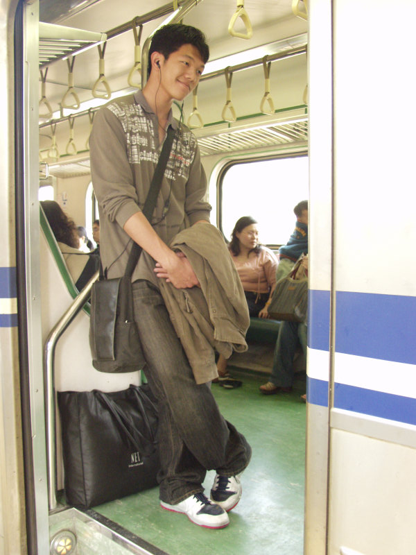 台灣鐵路旅遊攝影電車-區間車站車門的旅客攝影照片256