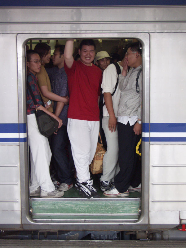 台灣鐵路旅遊攝影電車-區間車站車門的旅客攝影照片257