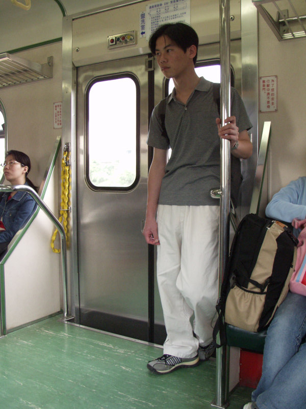 台灣鐵路旅遊攝影電車-區間車站車門的旅客攝影照片258