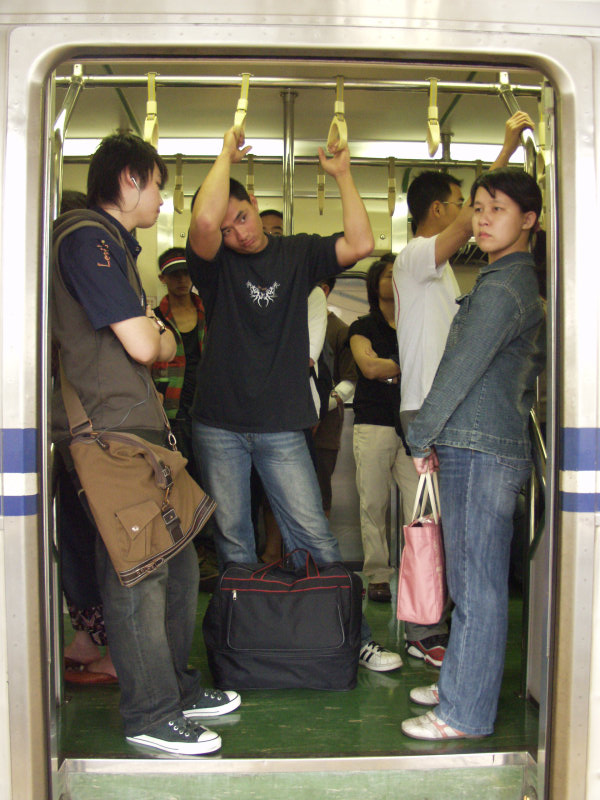 台灣鐵路旅遊攝影電車-區間車站車門的旅客攝影照片260