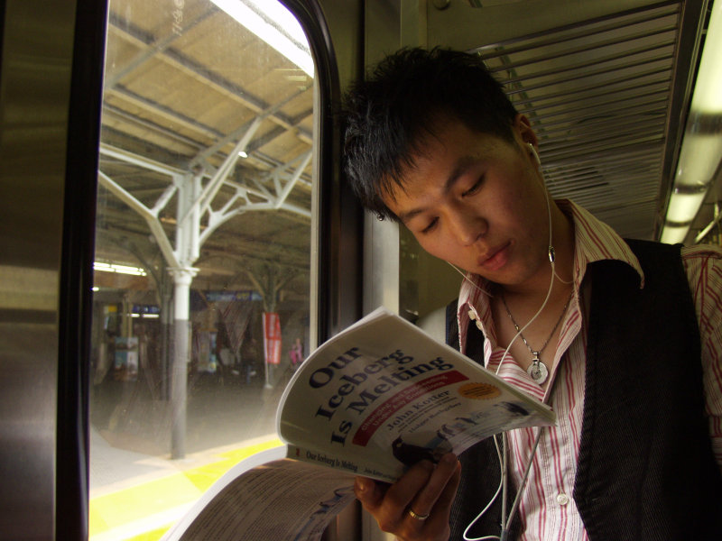 台灣鐵路旅遊攝影電車-區間車站車門的旅客攝影照片263