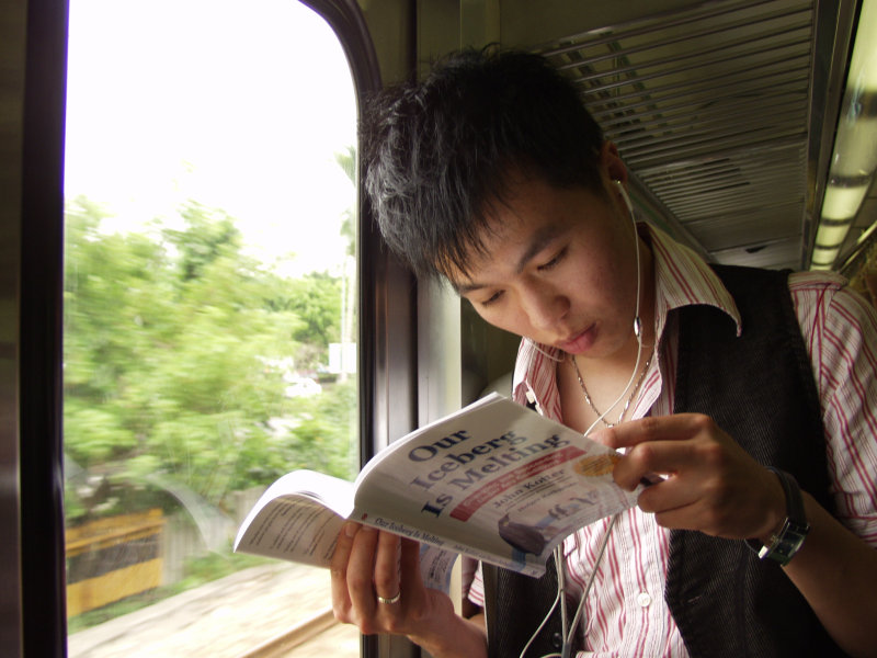 台灣鐵路旅遊攝影電車-區間車站車門的旅客攝影照片265