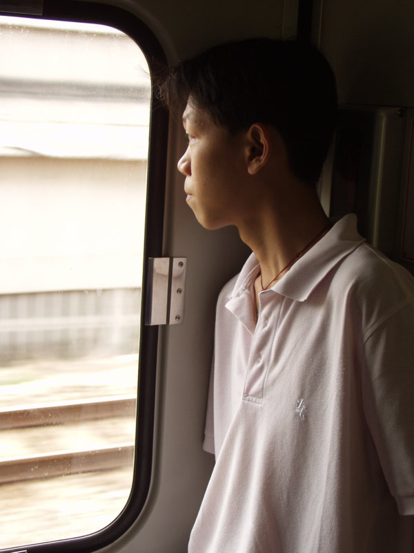 台灣鐵路旅遊攝影電車-區間車站車門的旅客攝影照片268
