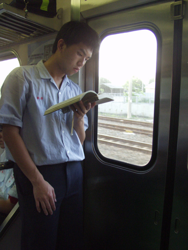 台灣鐵路旅遊攝影電車-區間車站車門的旅客攝影照片271