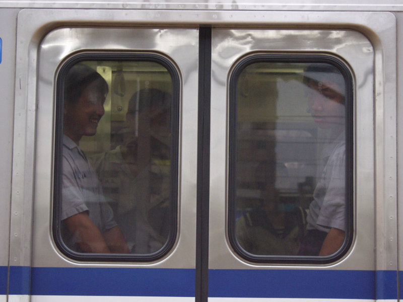 台灣鐵路旅遊攝影電車-區間車站車門的旅客攝影照片273
