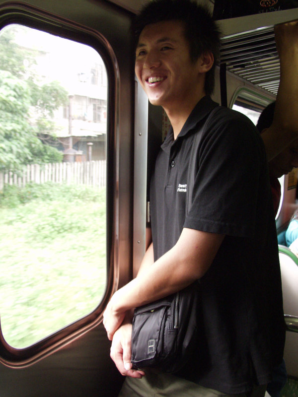 台灣鐵路旅遊攝影電車-區間車站車門的旅客攝影照片274