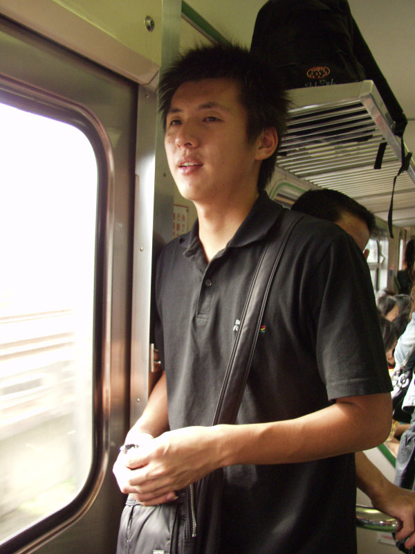台灣鐵路旅遊攝影電車-區間車站車門的旅客攝影照片276