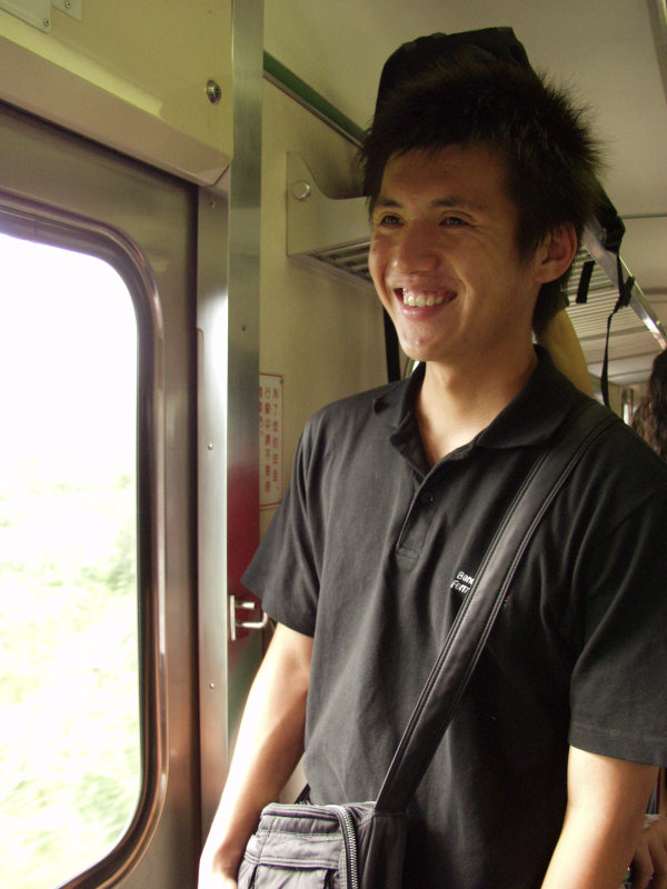 台灣鐵路旅遊攝影電車-區間車站車門的旅客攝影照片277
