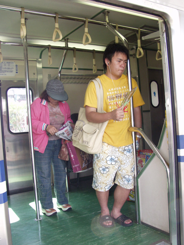 台灣鐵路旅遊攝影電車-區間車站車門的旅客攝影照片280