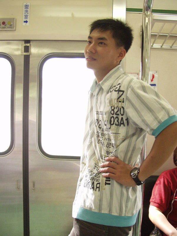 台灣鐵路旅遊攝影電車-區間車站車門的旅客攝影照片286