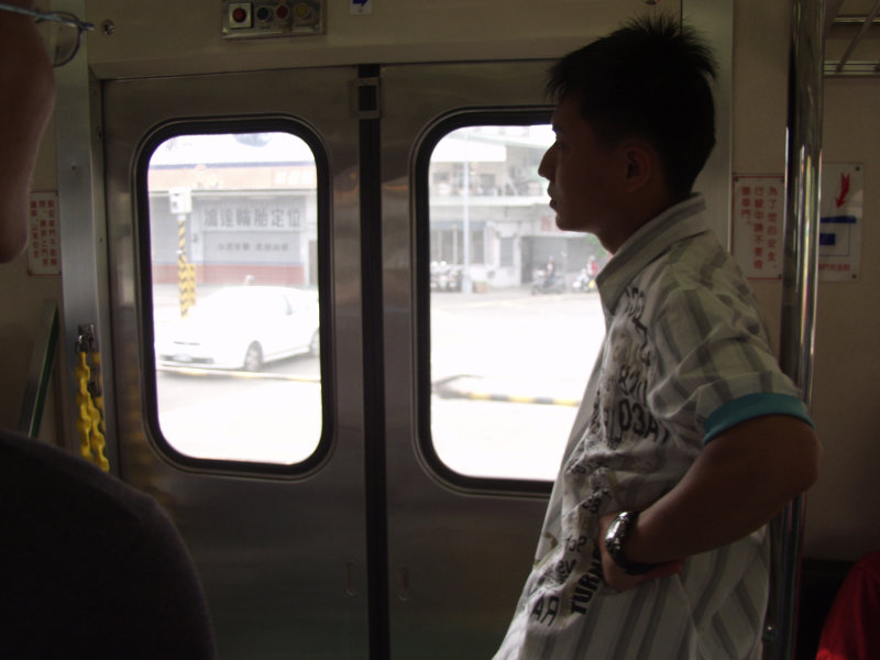 台灣鐵路旅遊攝影電車-區間車站車門的旅客攝影照片288
