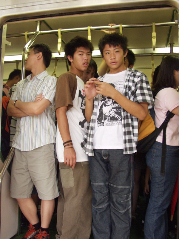台灣鐵路旅遊攝影電車-區間車站車門的旅客攝影照片289