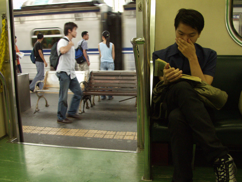 台灣鐵路旅遊攝影電車-區間車站車門的旅客攝影照片290