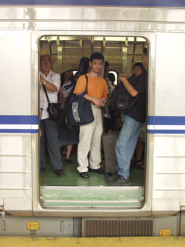 台灣鐵路旅遊攝影電車-區間車站車門的旅客攝影照片291
