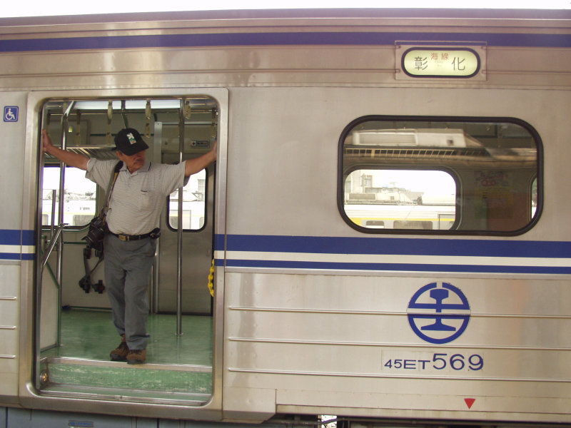 台灣鐵路旅遊攝影電車-區間車站車門的旅客攝影照片293