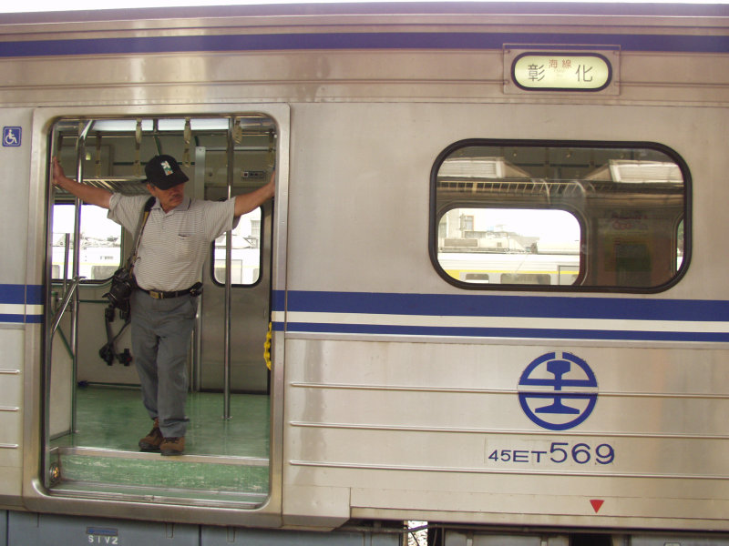 台灣鐵路旅遊攝影電車-區間車站車門的旅客攝影照片294