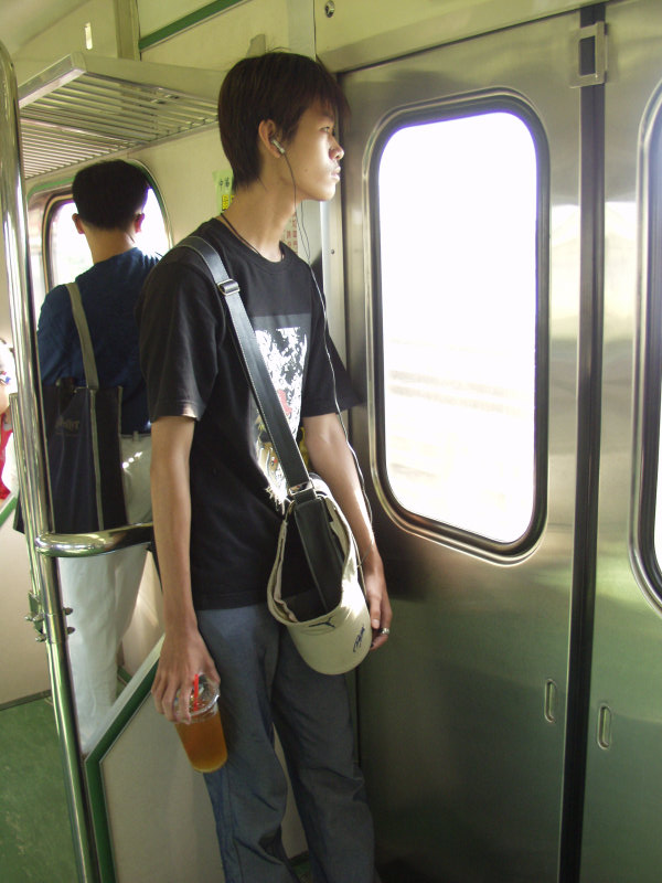 台灣鐵路旅遊攝影電車-區間車站車門的旅客攝影照片297