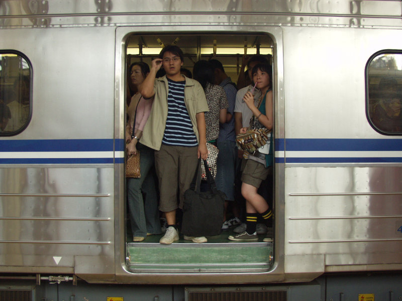 台灣鐵路旅遊攝影電車-區間車站車門的旅客攝影照片298