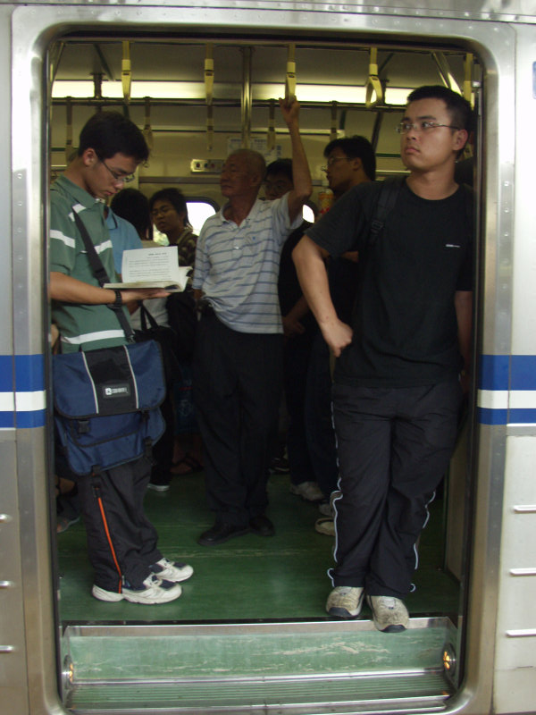 台灣鐵路旅遊攝影電車-區間車站車門的旅客攝影照片299