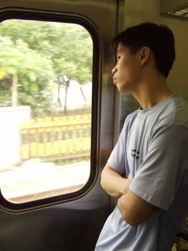 台灣鐵路旅遊攝影電車-區間車站車門的旅客攝影照片302
