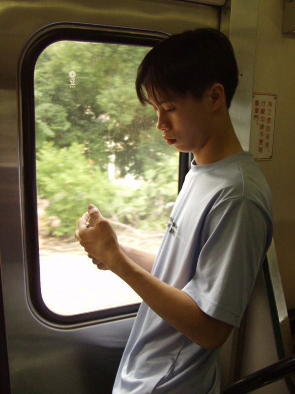 台灣鐵路旅遊攝影電車-區間車站車門的旅客攝影照片303