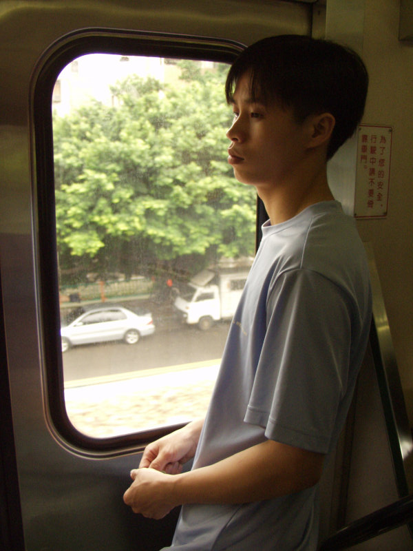 台灣鐵路旅遊攝影電車-區間車站車門的旅客攝影照片304