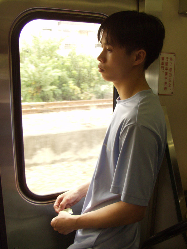 台灣鐵路旅遊攝影電車-區間車站車門的旅客攝影照片305