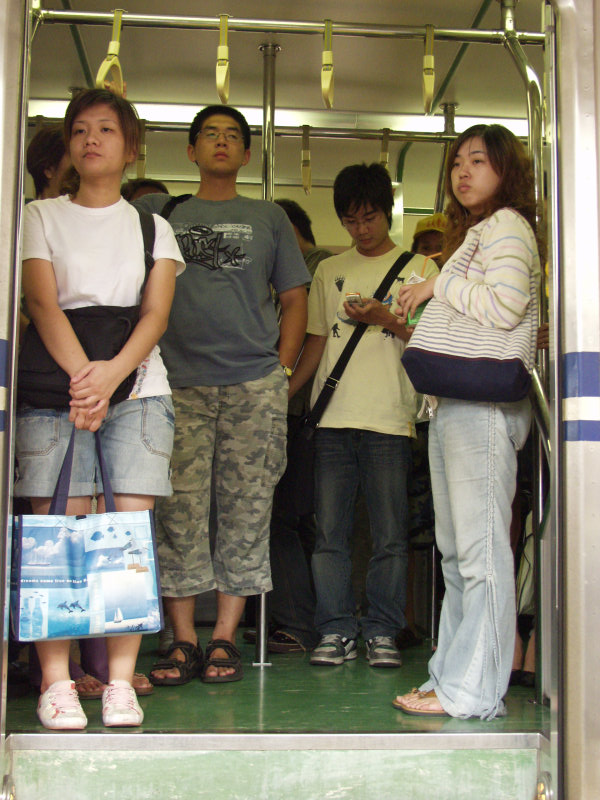 台灣鐵路旅遊攝影電車-區間車站車門的旅客攝影照片306