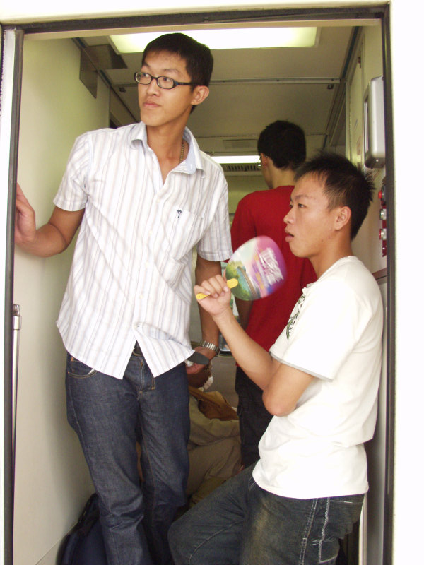 台灣鐵路旅遊攝影電車-區間車站車門的旅客攝影照片308