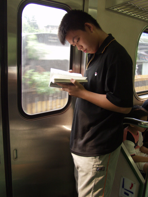 台灣鐵路旅遊攝影電車-區間車站車門的旅客攝影照片311