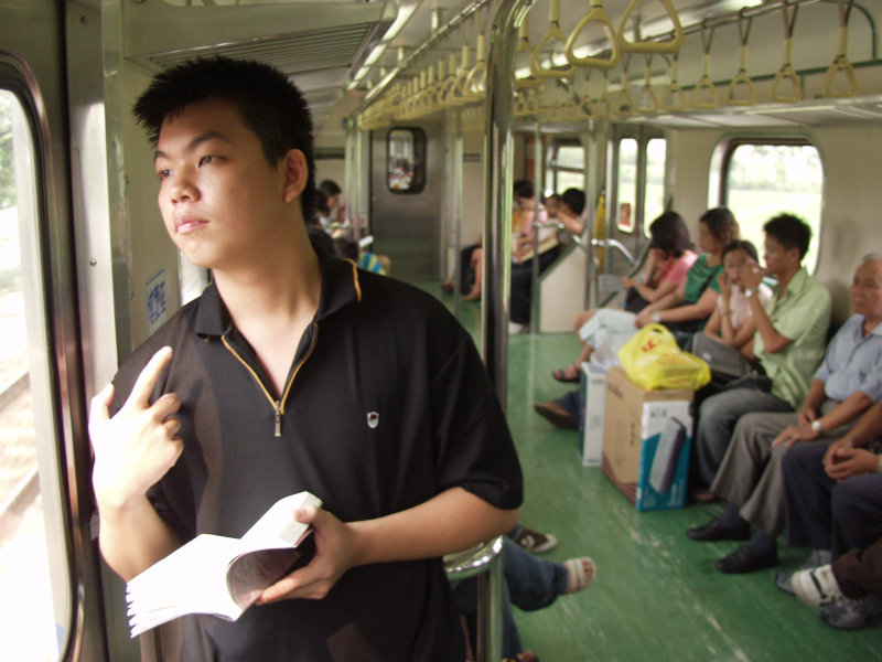 台灣鐵路旅遊攝影電車-區間車站車門的旅客攝影照片312