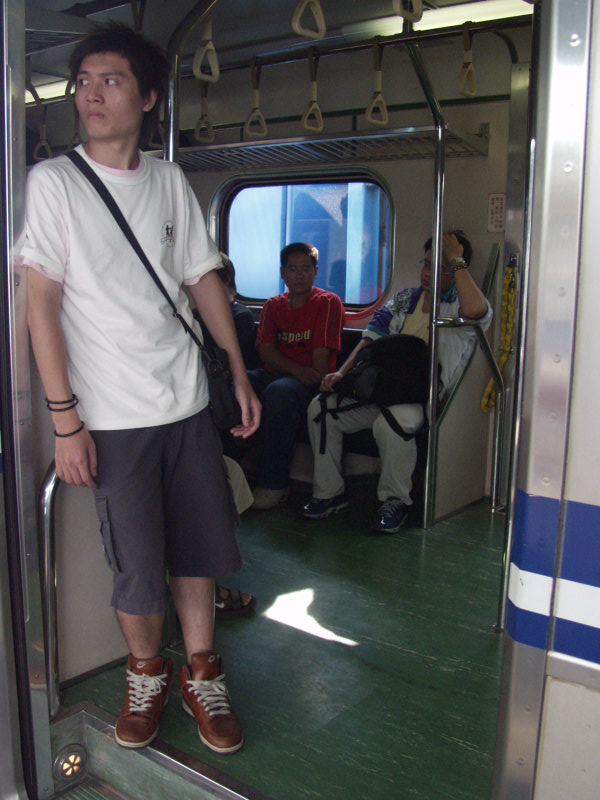 台灣鐵路旅遊攝影電車-區間車站車門的旅客攝影照片313