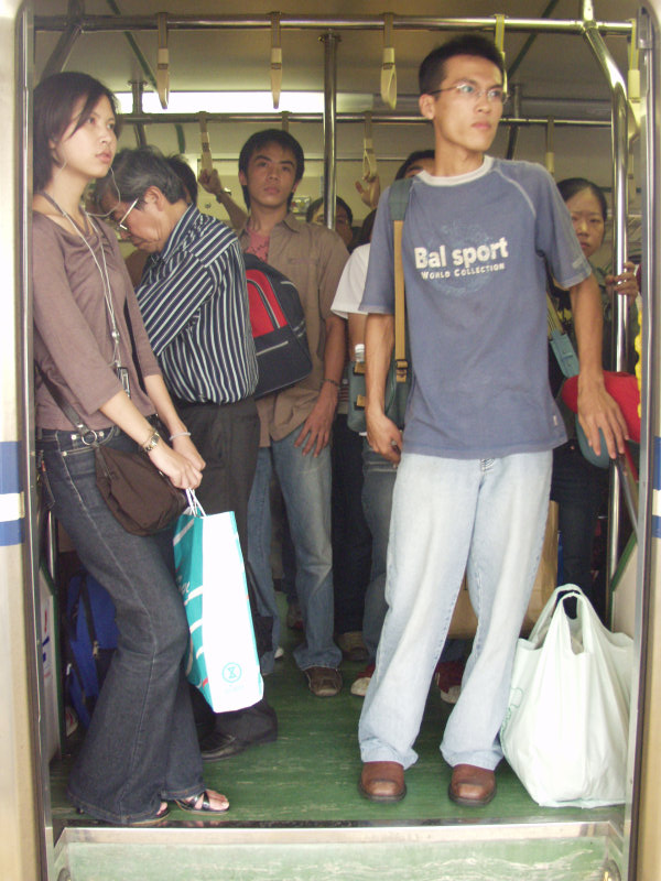 台灣鐵路旅遊攝影電車-區間車站車門的旅客攝影照片314