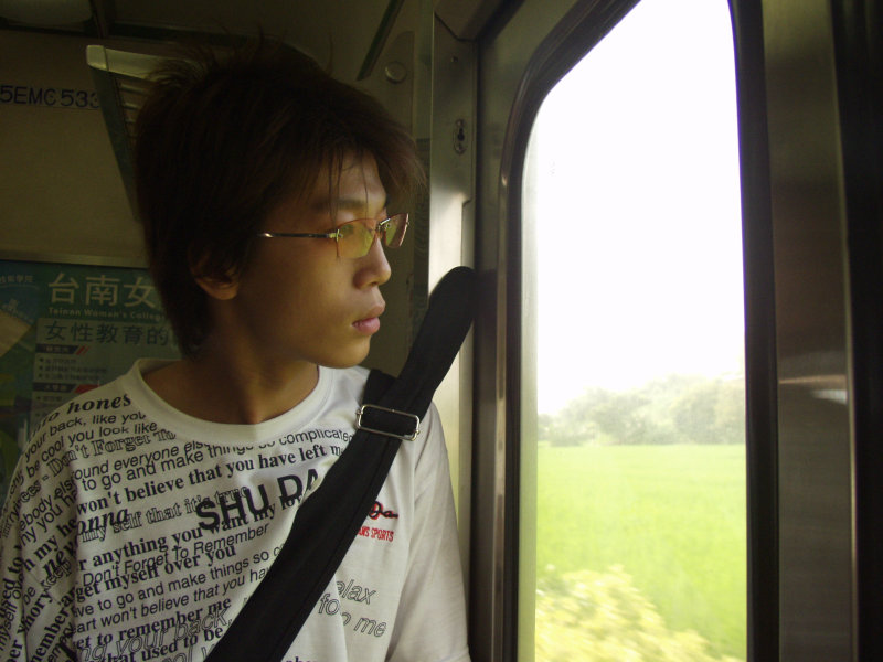 台灣鐵路旅遊攝影電車-區間車站車門的旅客攝影照片315