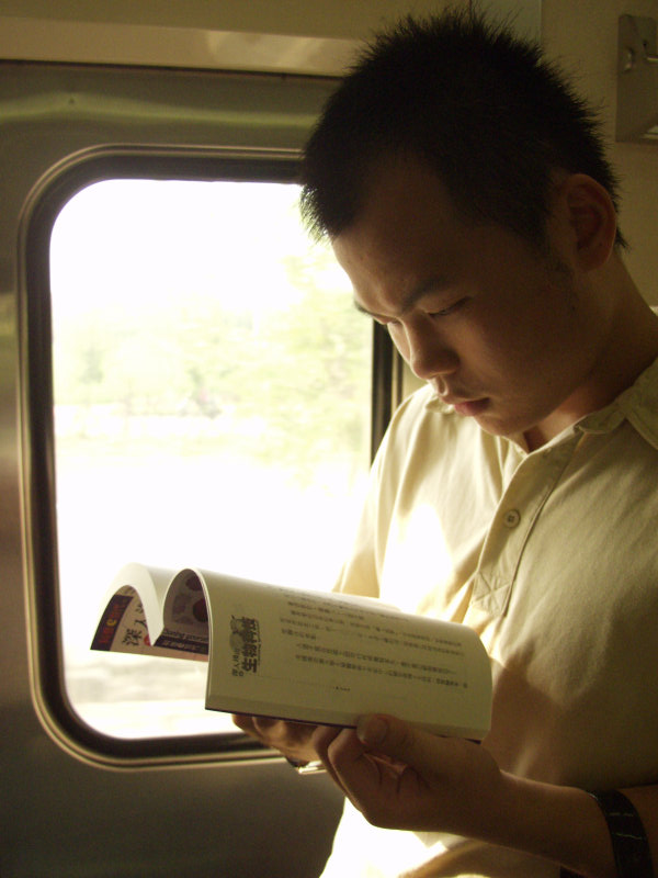 台灣鐵路旅遊攝影電車-區間車站車門的旅客攝影照片317
