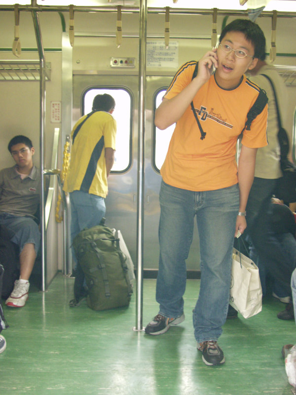 台灣鐵路旅遊攝影電車-區間車站車門的旅客攝影照片318