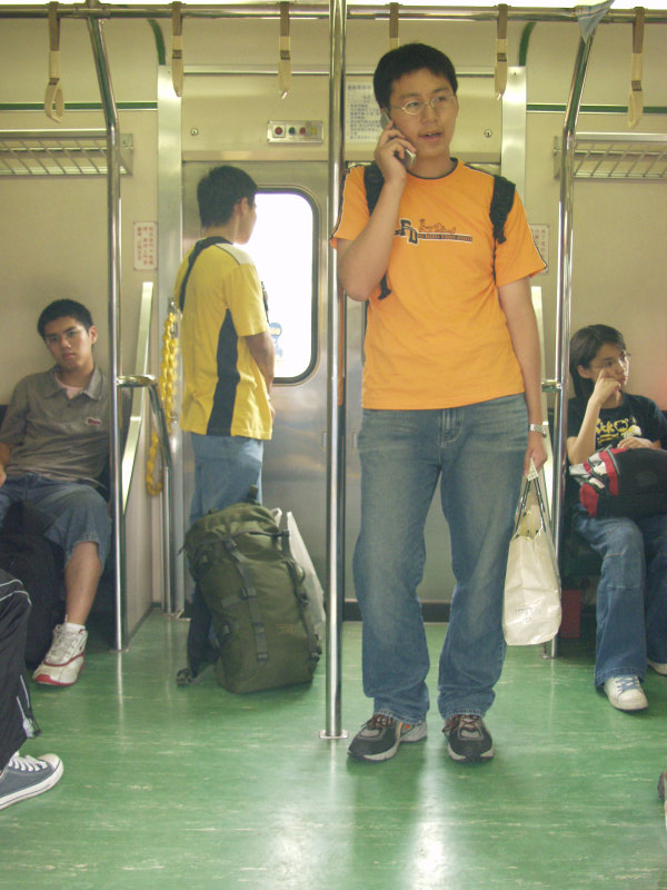 台灣鐵路旅遊攝影電車-區間車站車門的旅客攝影照片319