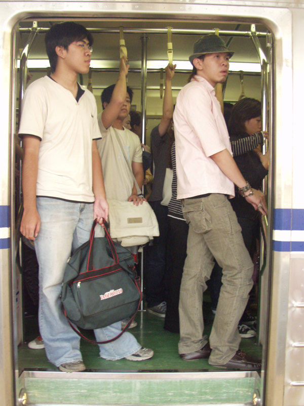 台灣鐵路旅遊攝影電車-區間車站車門的旅客攝影照片320