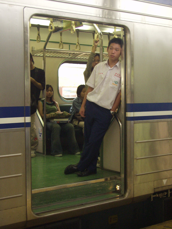 台灣鐵路旅遊攝影電車-區間車站車門的旅客攝影照片322