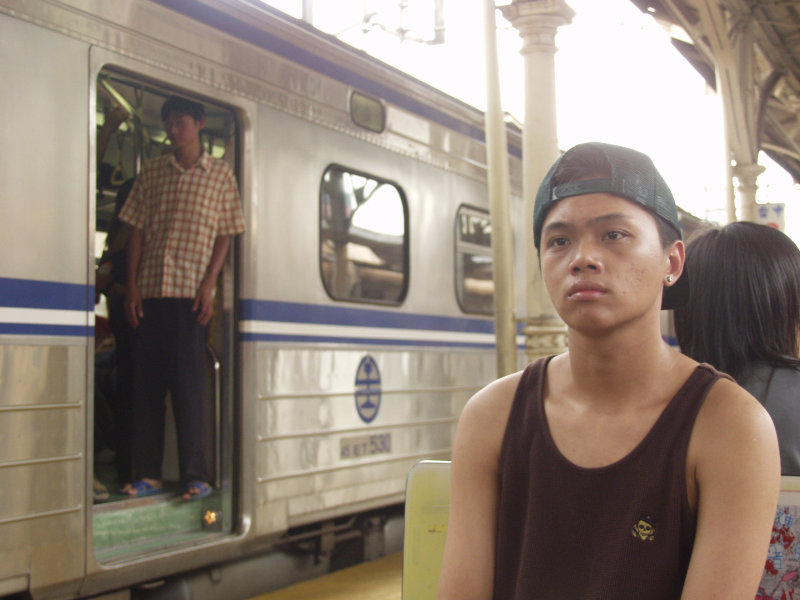 台灣鐵路旅遊攝影電車-區間車站車門的旅客攝影照片323