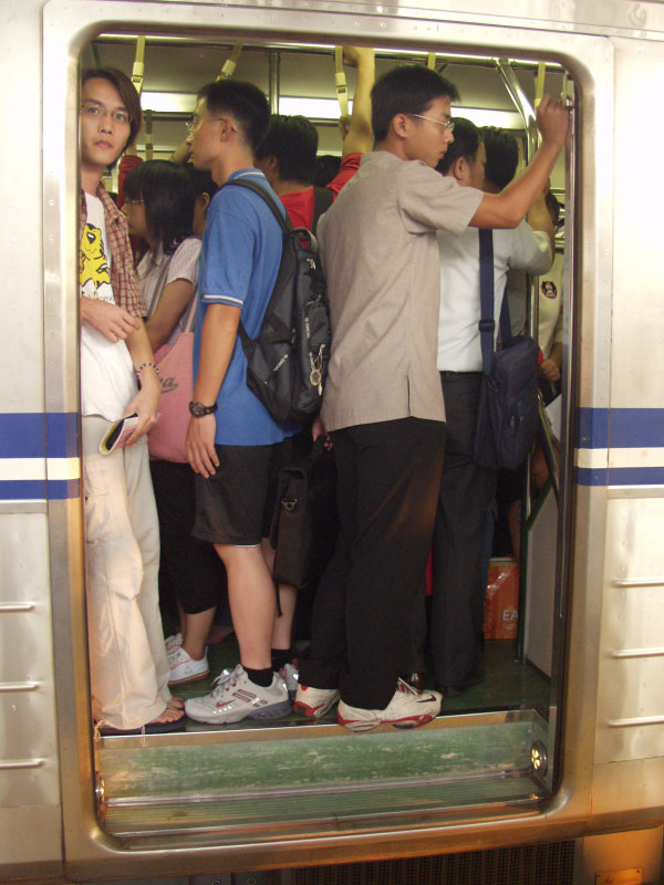 台灣鐵路旅遊攝影電車-區間車站車門的旅客攝影照片324