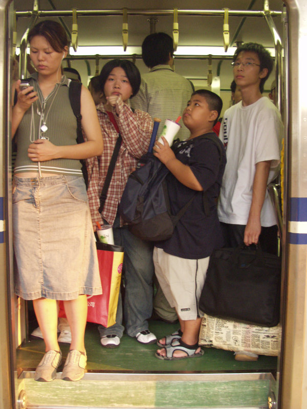 台灣鐵路旅遊攝影電車-區間車站車門的旅客攝影照片325