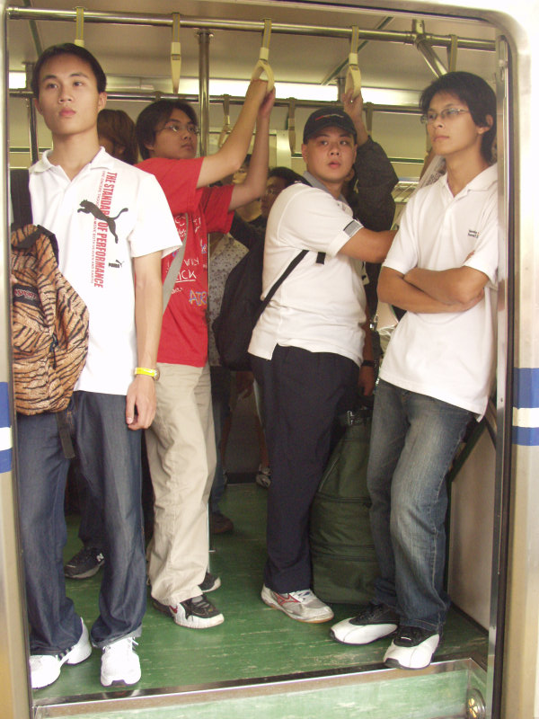 台灣鐵路旅遊攝影電車-區間車站車門的旅客攝影照片327