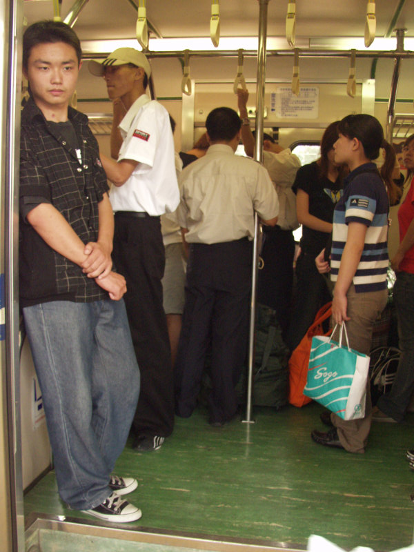 台灣鐵路旅遊攝影電車-區間車站車門的旅客攝影照片328