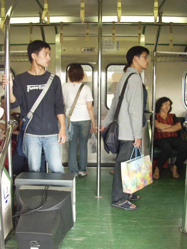 台灣鐵路旅遊攝影電車-區間車站車門的旅客攝影照片329