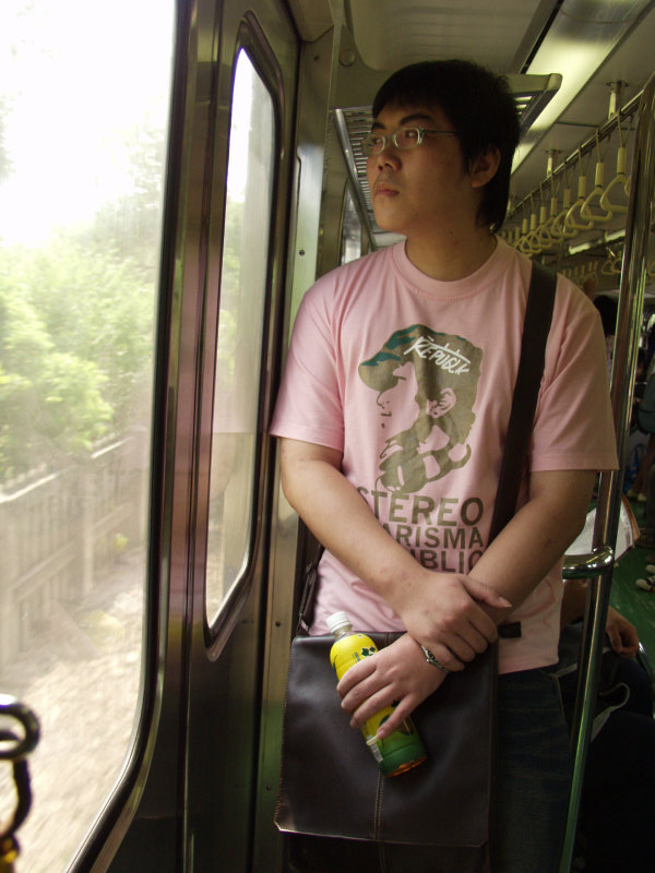 台灣鐵路旅遊攝影電車-區間車站車門的旅客攝影照片333