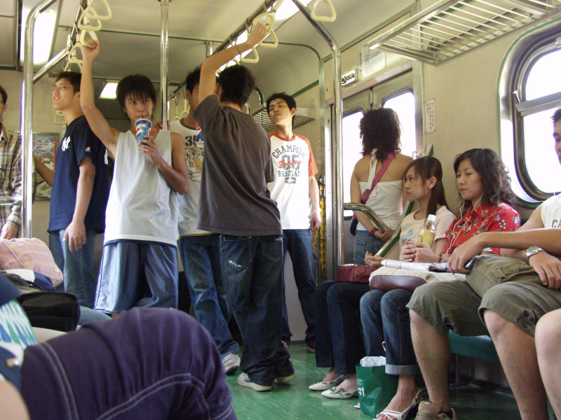 台灣鐵路旅遊攝影電車-區間車站車門的旅客攝影照片338