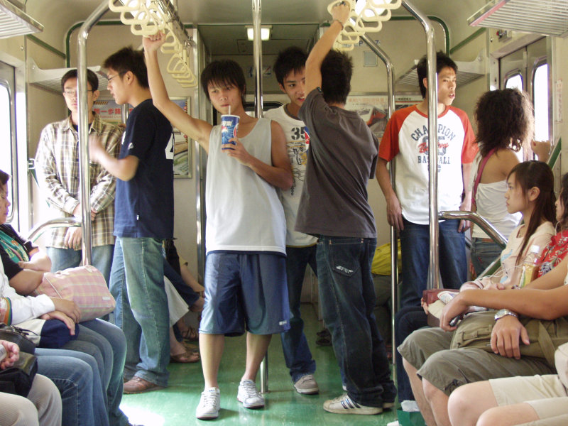 台灣鐵路旅遊攝影電車-區間車站車門的旅客攝影照片340
