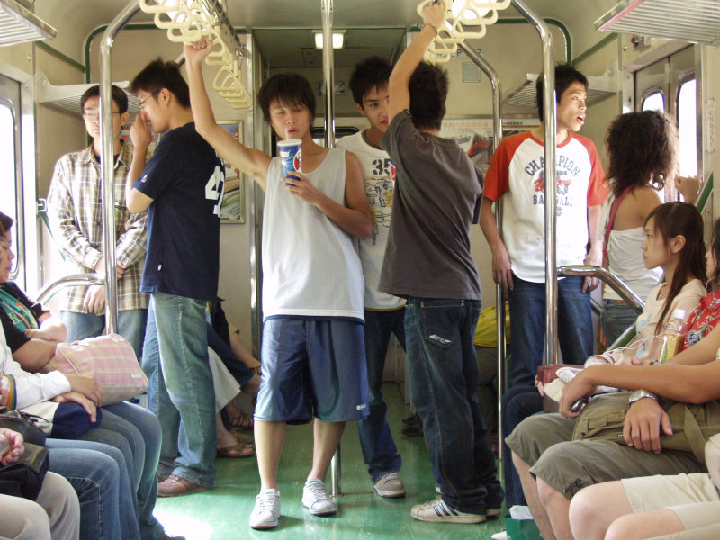 台灣鐵路旅遊攝影電車-區間車站車門的旅客攝影照片341